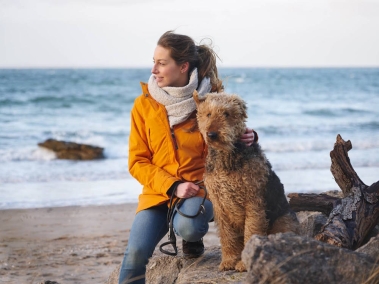 Frau mit Owney Jacke und Hund