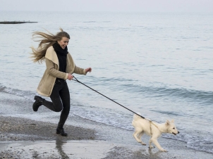 Frau mit Hund laufend