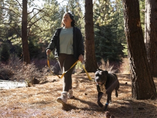 Frau mit Hund an der Ruffwear Leine