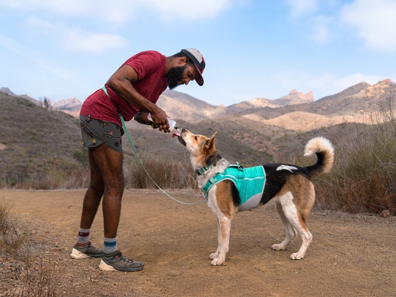Mann gibt Hund Wasser zu trinken, Foto: Ruffwear