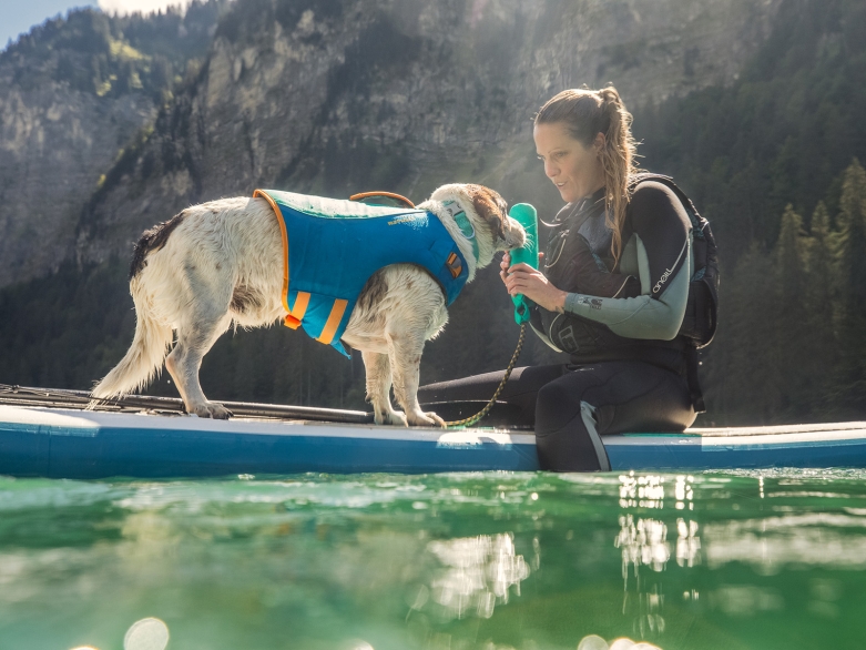 Hund mit Frau auf dem Wasser mit Ruffwear Schwimmweste