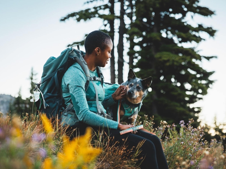 Frau mit Hund im Wald<br>