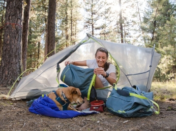 Frau und Hund beim Camping Ruffwear Ausrüstung