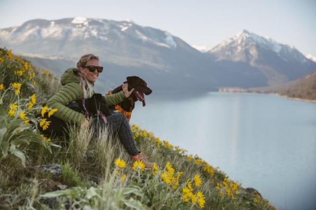 Frau mit Hund Ruffwear