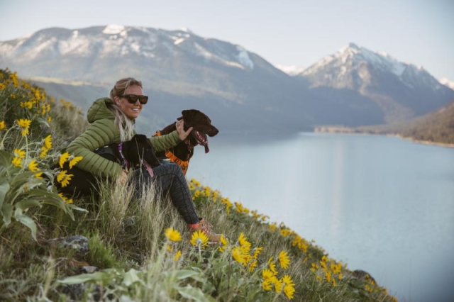 Frau mit Hund Ruffwear<br>