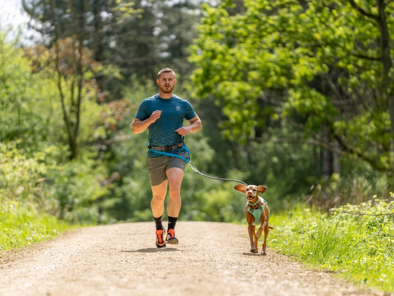 Mann joggt mit Hund, Foto: Ruffwear