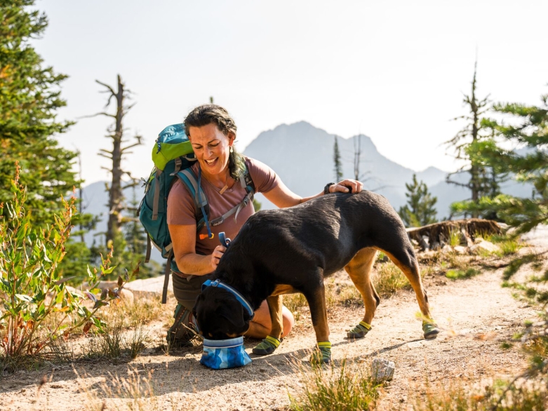 Frau gibt Hund Wasser, Foto: Ruffwear