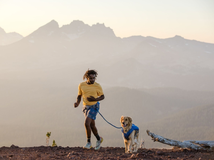 Mann mit Hund laufend Ruffwear