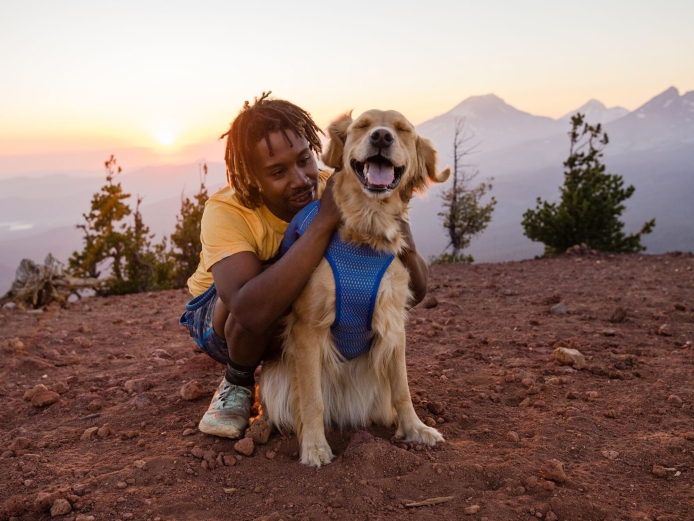 Man mit Hund Ruffwear