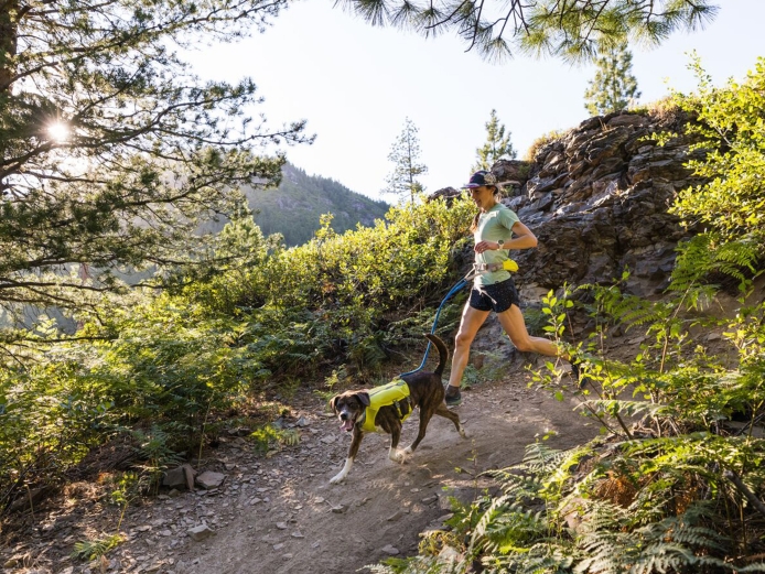 Frau mit Hund laufend Ruffwear Trail Runner