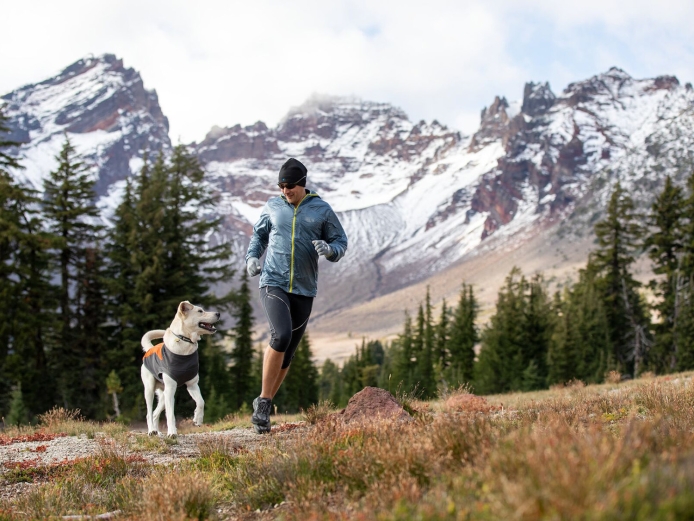 Hund und Mann laufen Ruffwear