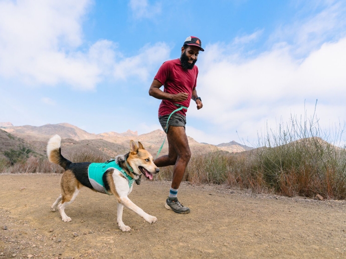 Mann mit Hund laufend Ruffwear<br>