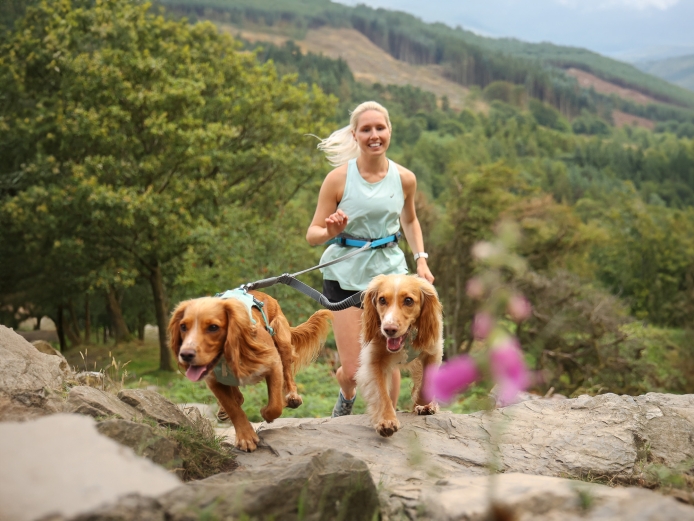 Frau laufend mit 2 Hunden Ruffwear