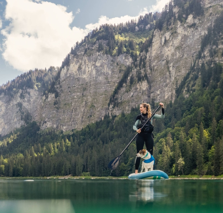 Frau mit Hund Stand up Paddeling