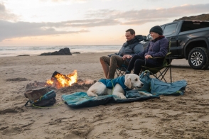 Menschen mit Hund am Strand<br>