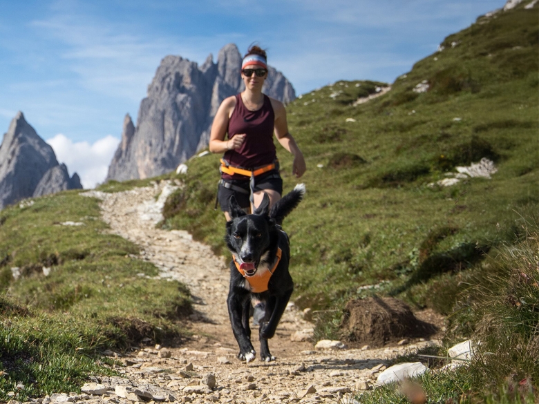 Frau und Hund joggen Foto Ruffwear
