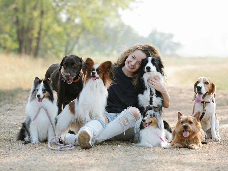 Frau mit vielen Hunden