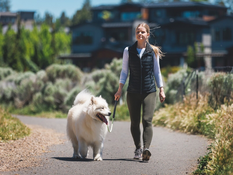 Frau mit Hund beim Spaziergang, Foto: Ruffwear