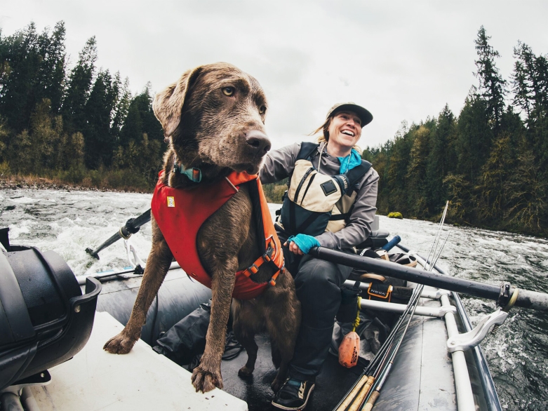 Hund und Mensch im Boot, Foto Ruffwear