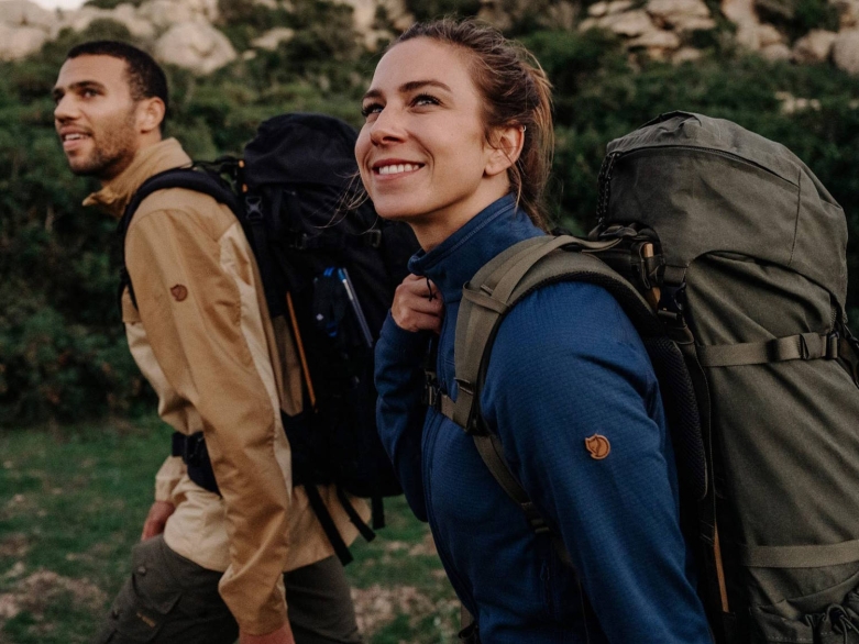 Mann und Frau wandern in Fjällräven outfit