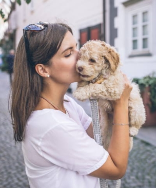 Frau mit Hund