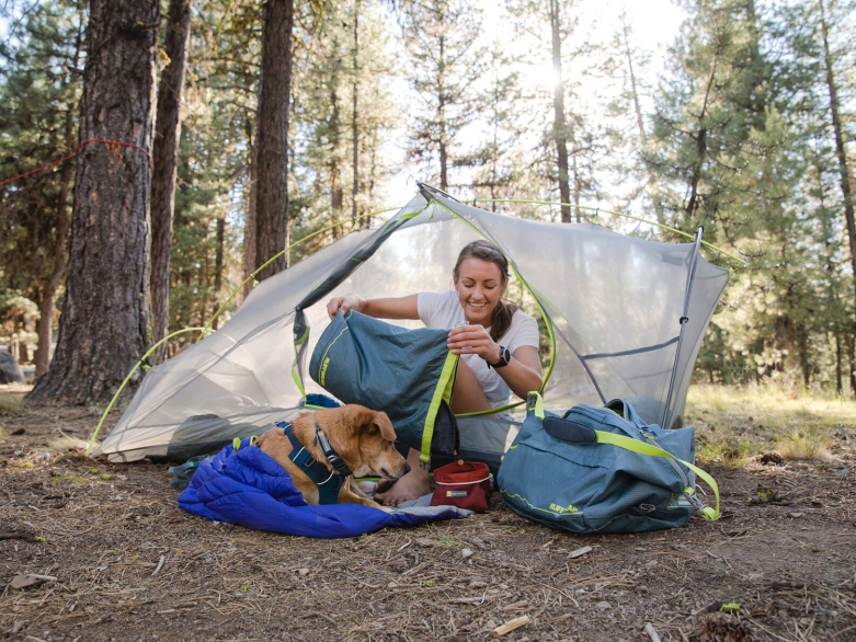 Frau und Hund beim Camping Ruffwear Ausrüstung
