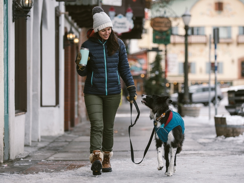 Frau geht mit Hund spazieren<br>