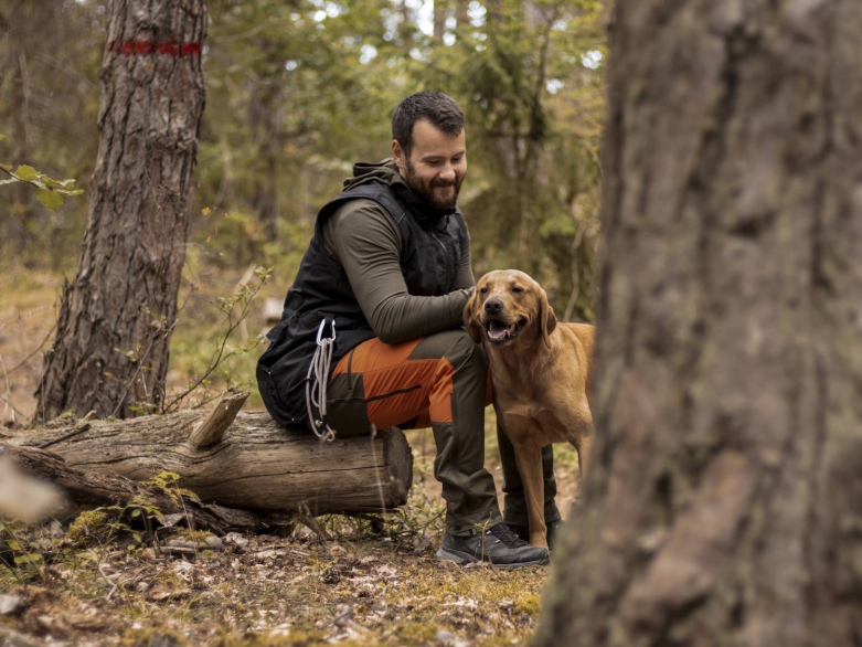 Mann mit Hund im Wald, Pinewood DogSports