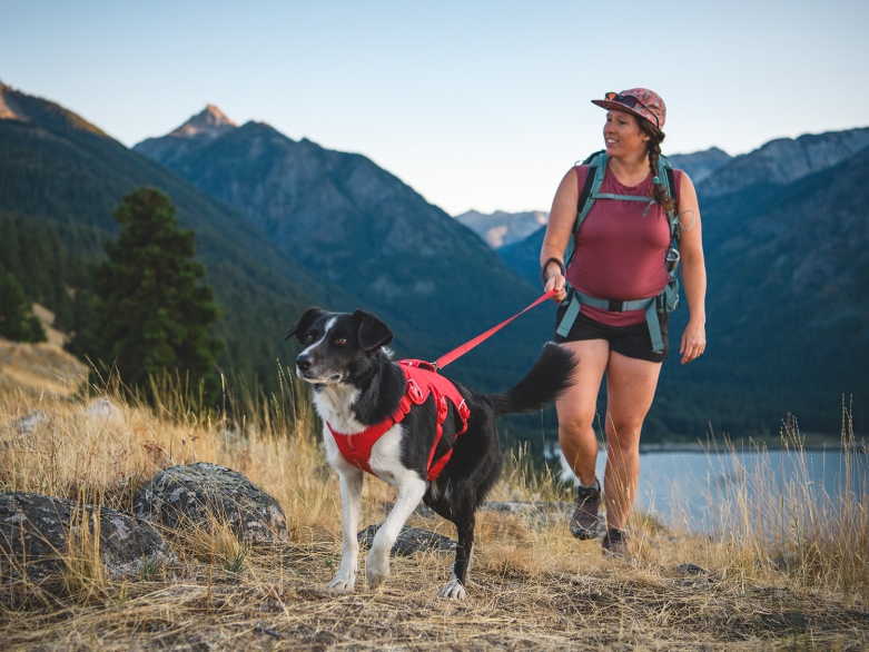 Frau wandert mit Hund, Foto Ruffwear