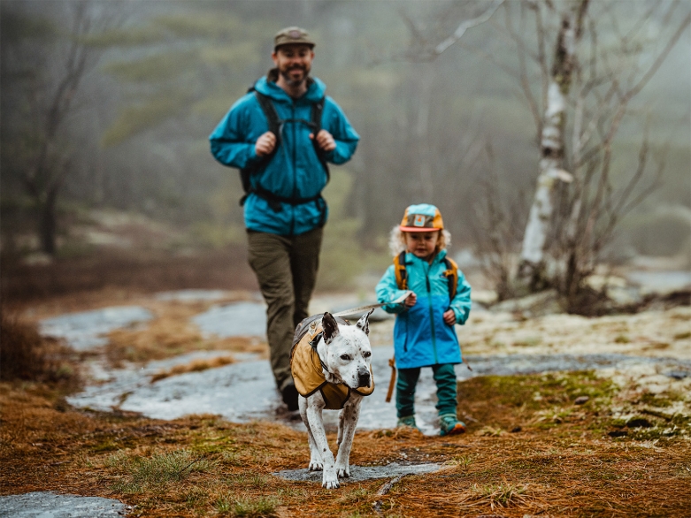 Vater, Kind, Hund beim Wandern Foto Ruffwear